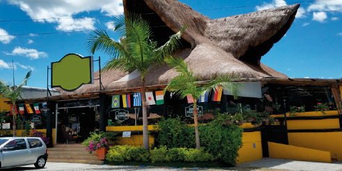 un edificio de madera con techos de paja es totalmente inflamable y no ofrece ninguna protección a sus ocupantes contra impacto directo de rayo