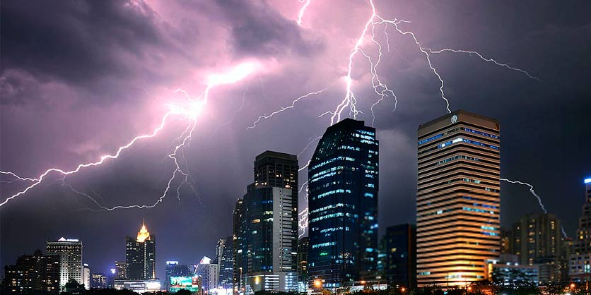 Rayo impactando edificios